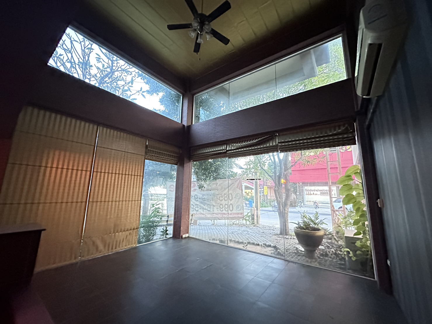 Very good location, 4-storey commercial building, corner position with drinking water factory business