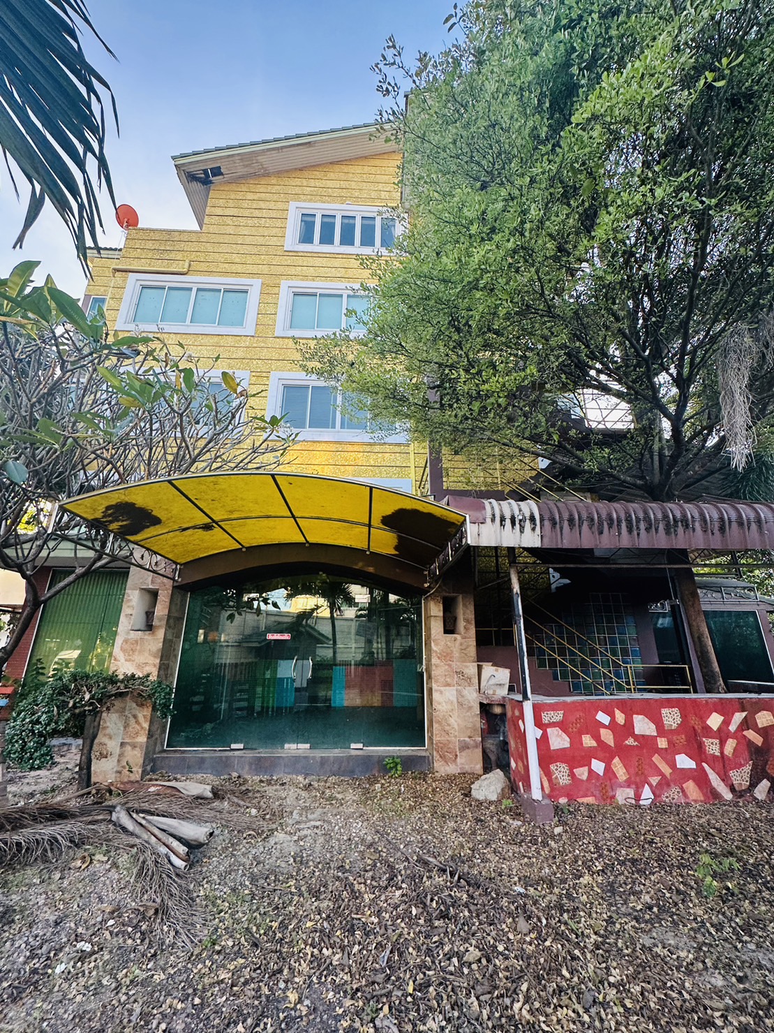 Very good location, 4-storey commercial building, corner position with drinking water factory business