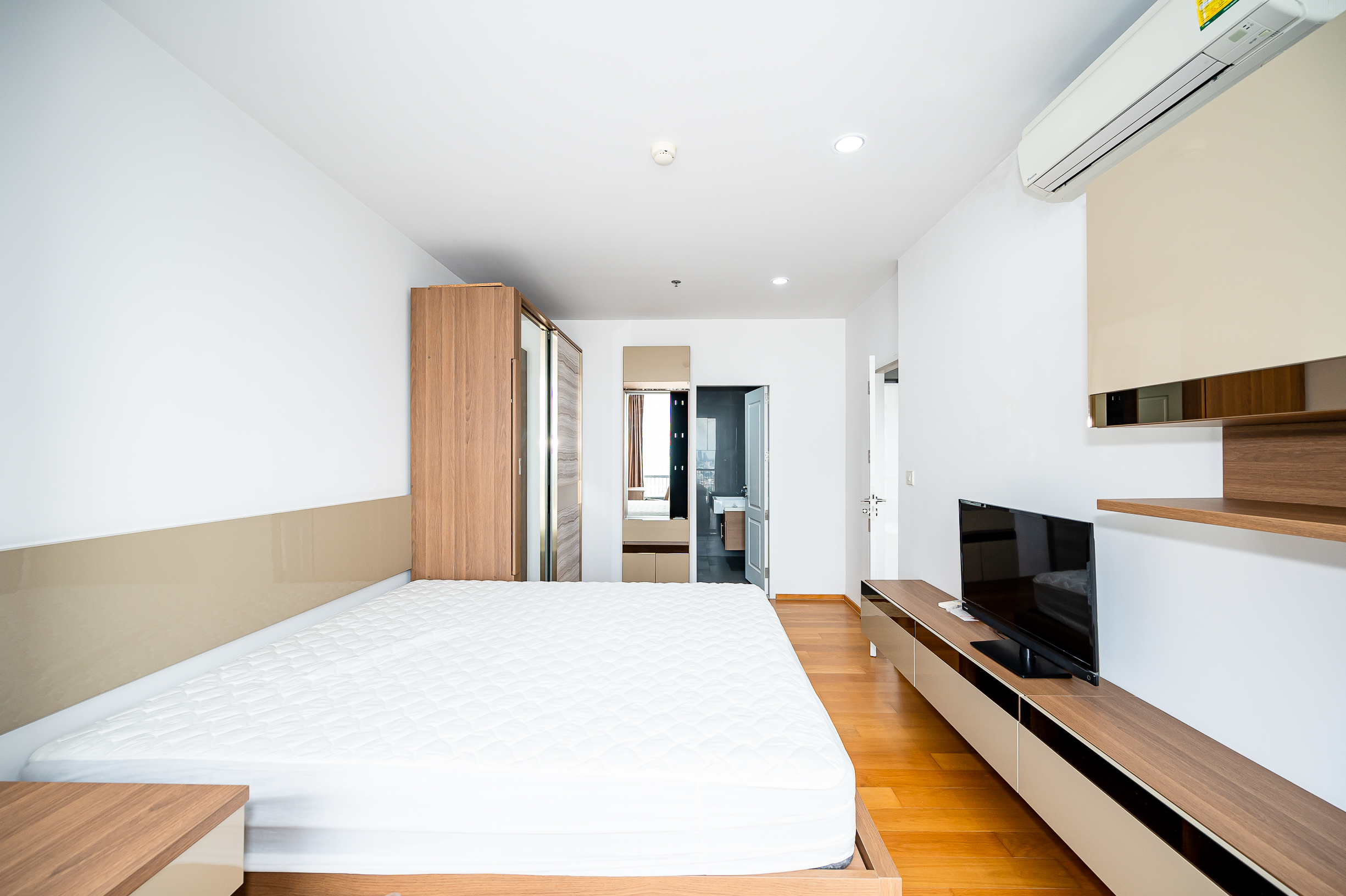 Condo For Rent 1 bedroom at Noble Revo SIlom Near BTS Surasak Ref: A17240705
