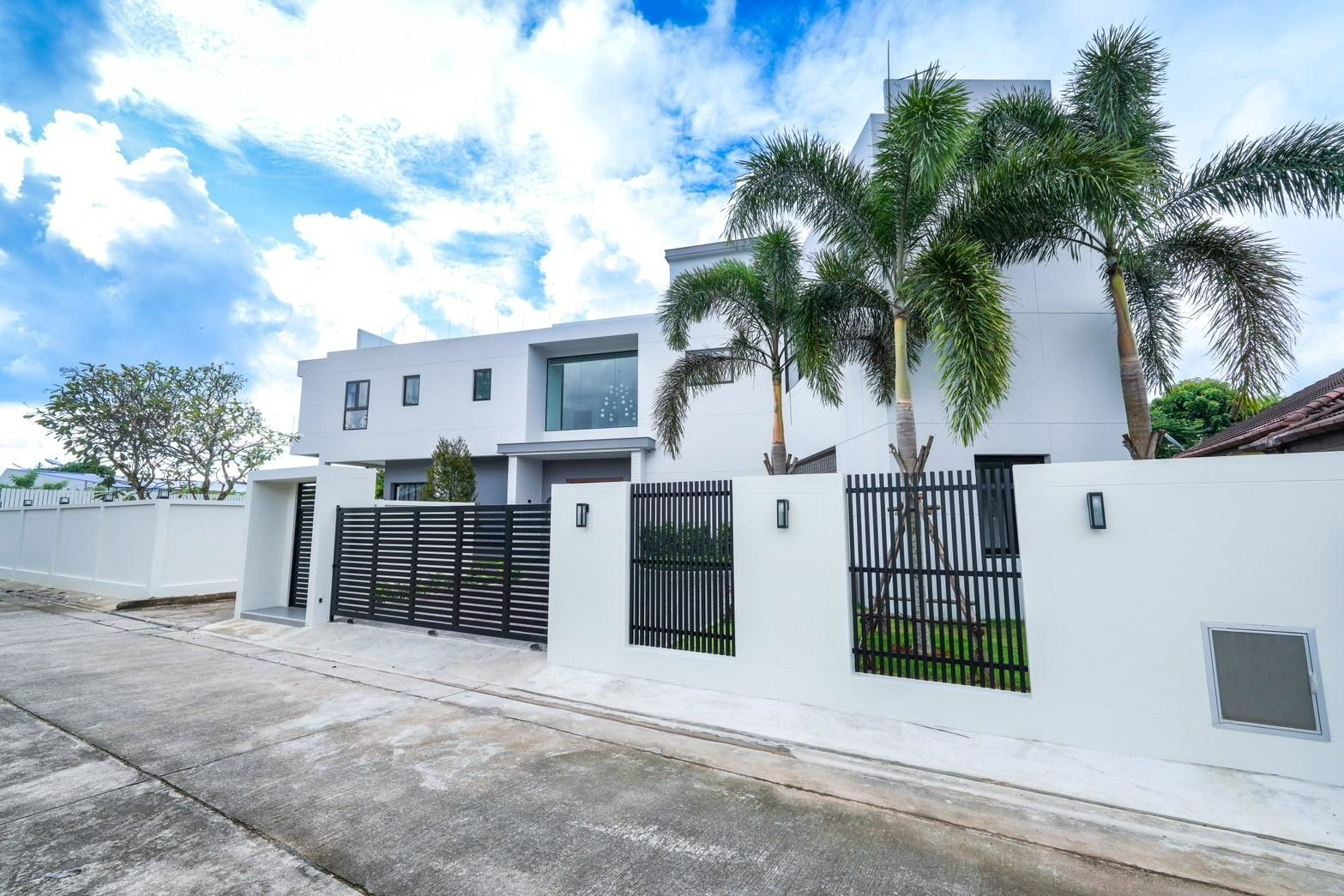 Luxurious 5 Bed, 6 Bath Villa for Sale in Muang Phuket