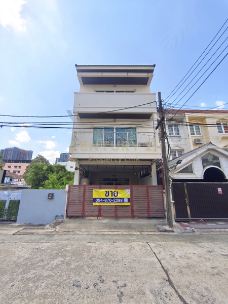 3-Storey Corner Townhouse at Ladprao 5/1 – Prime Location Connected to 3 Train Lines near Central Ladprao No.50-TH-69010