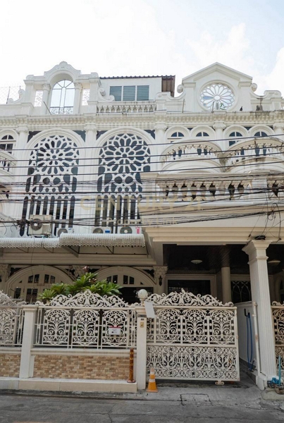 Spacious 5-Bed European Townhouse for Rent | 350 SQ.M near Expressways (Ekkamai-Sukhumvit)No.62-TH-69012