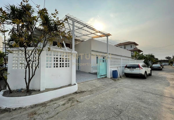 Focus on Versatility (Home Office): Prime Location House for Rent: Ideal for Residence or Home Office near BTS Saphan Khwai & Ari No.50-HH-69029