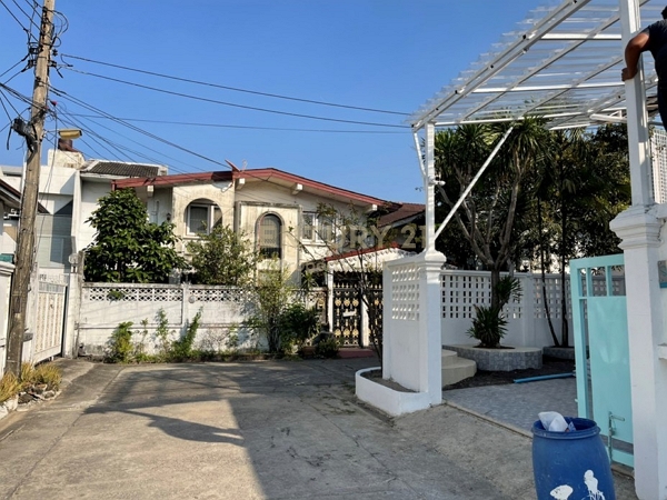 Focus on Versatility (Home Office): Prime Location House for Rent: Ideal for Residence or Home Office near BTS Saphan Khwai & Ari No.50-HH-69029