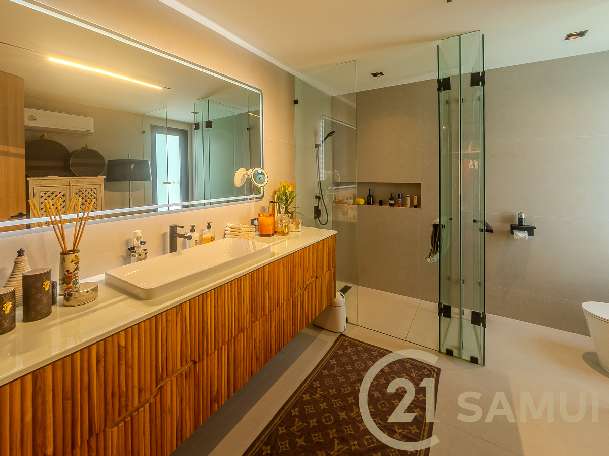 Luxury 4-Bedroom Pool Villa with Guest House and Large Garden for Sale in Plai Laem