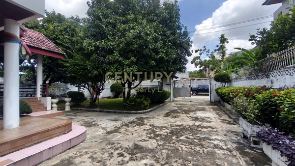 Prime Location in Chatuchak! Spacious 4-Bed House (350 Sq.m.) near Bon Marché Market & Srirat Expressway No.50-HH-69043