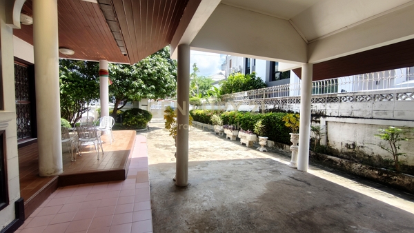 Prime Location in Chatuchak! Spacious 4-Bed House (350 Sq.m.) near Bon Marché Market & Srirat Expressway No.50-HH-69043